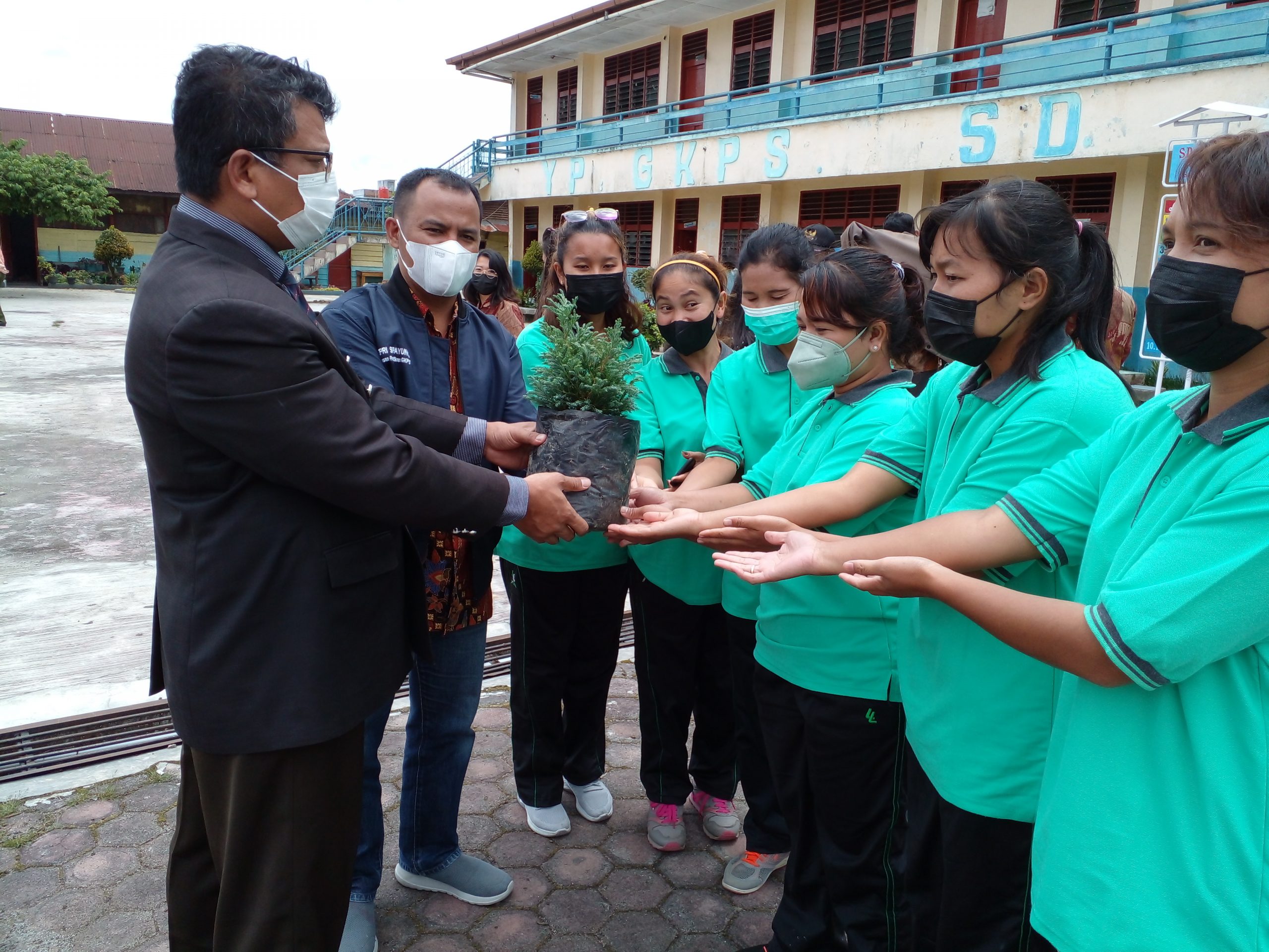 Gerakan Penghijauan di Lingkungan Sekolah GKPS